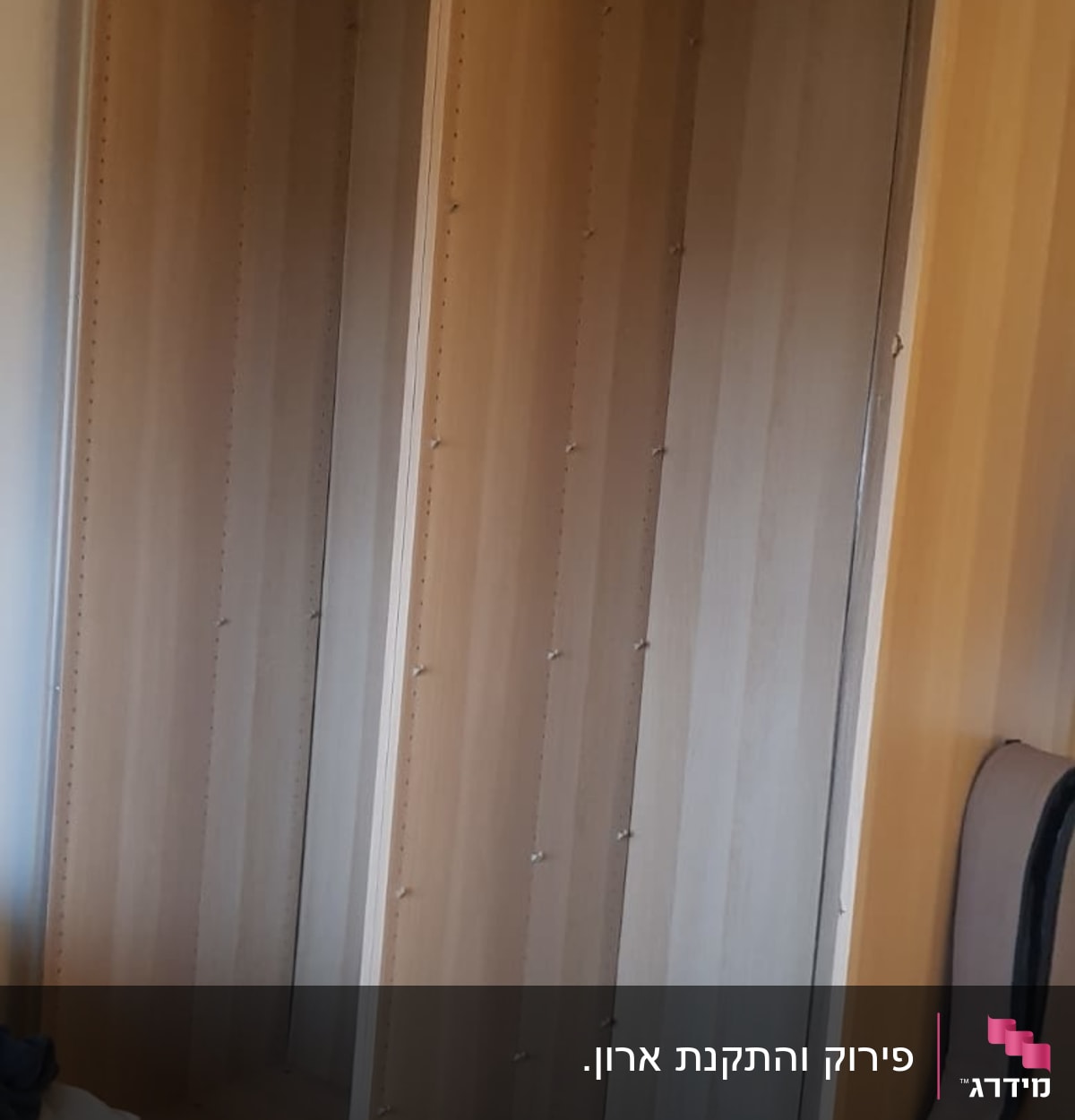 ארון עץ פתוח עם כלי עבודה על הרצפה